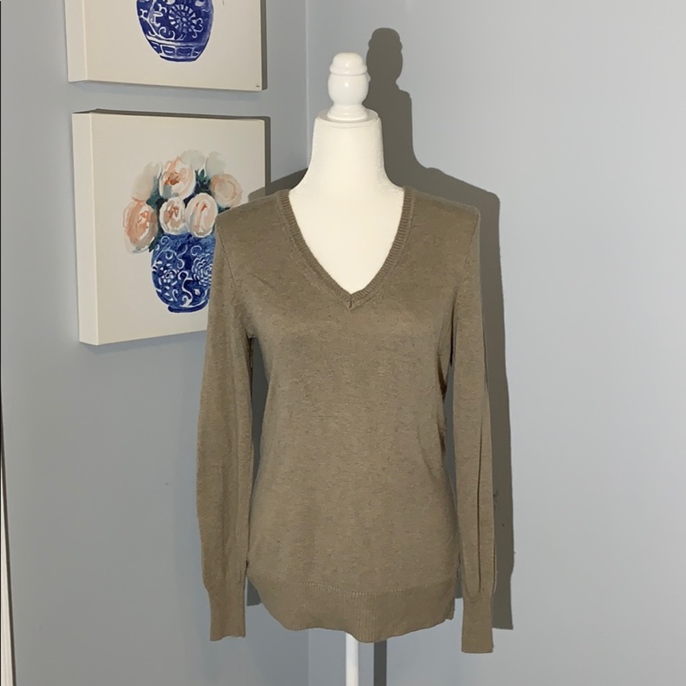 GAP v-neck knit sweater tan